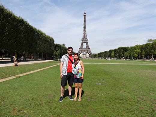 Sommer 2012 auf dem Champ de Mars, der Eiffelturm drängt sich höflich mit aufs Bild