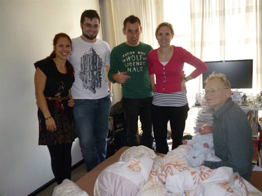 Grosser Bahnhof am Bett, das frisch gelandete Baby nimmt den Besuch ganz gelassen