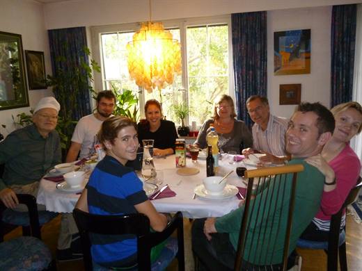 Suppentag an der grossen Tafel, alle Blicke zur Kamera, die Teller können warten