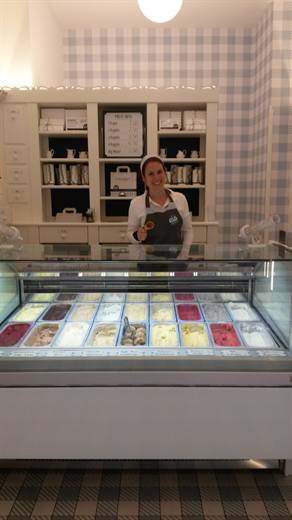Qualitätskontrolle in der Gelateria, eine Kugel wandert direkt aus der Vitrine in die Hand