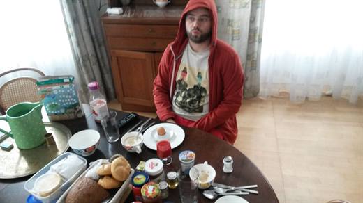 Kapuze auf, Blick noch im Halbschlaf, das Frühstücksei wartet geduldig auf Pola