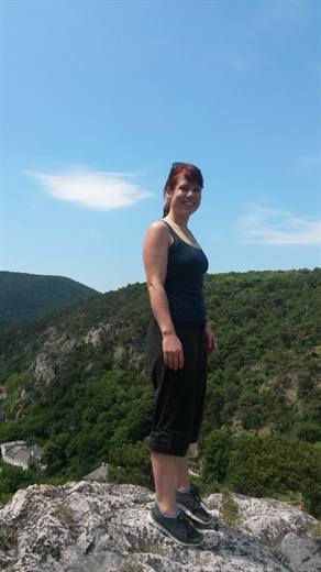 Gipfelpause mit Panorama, Julia hat die Sonnenbrille parat und das grüne Tal im Rücken