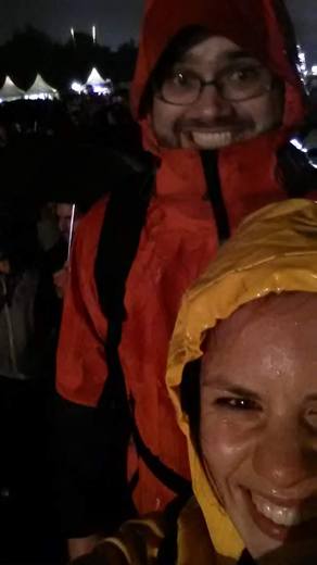 Klatschnass am Openair, die Kapuzen halten wenig, die Laune von Julia und Pola umso mehr