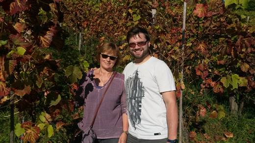 Pola mit Sonnenbrille und Begleitung mitten im herbstlich gefärbten Rebberg