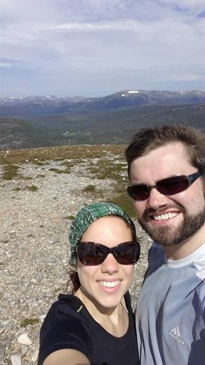 Gipfelselfie mit Schräglage, Julia und Pola haben den Horizont kurzerhand hochkant gestellt