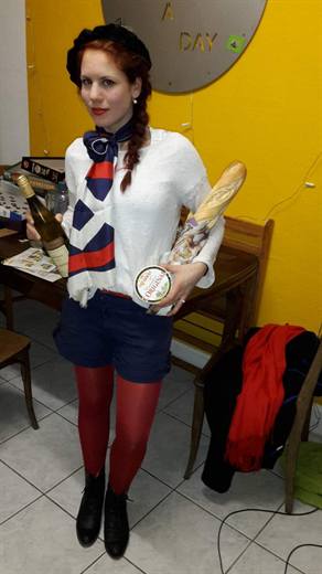 Julia ganz in Bleu-Blanc-Rouge, mit Béret, Baguette und Camembert bestens ausgerüstet
