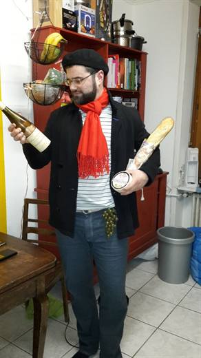 Pola als Klischee-Franzose mit Béret, Baguette, Camembert und Trauben am Gürtel