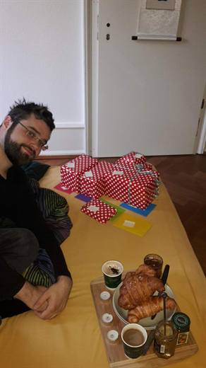Geburtstagsmorgen mit Gipfeli, Kaffee und gepunkteten Päckli, Pola ist noch halb im Schlafmodus