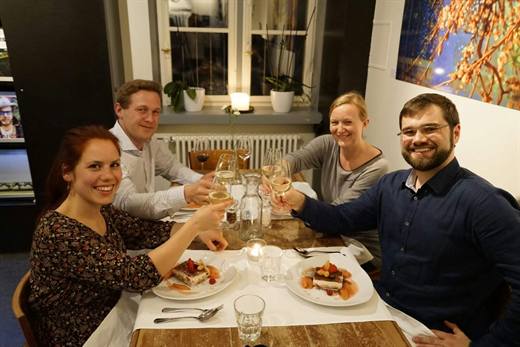 Anstossen zum Dessert, Julia und Pola feiern mit Freunden bei Weisswein und süssem Finale