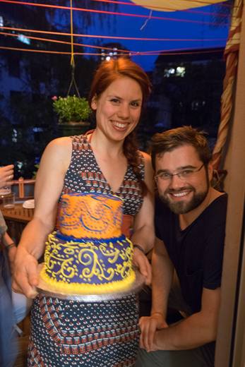 Julia präsentiert die zweistöckige Torte in Blau und Orange, Pola strahlt schon mal zur Probe
