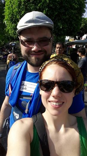 Julia und Pola im schrägen Sonnenselfie, Brillen auf, Rucksack gepackt, Laune oben