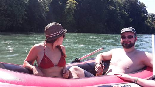 Schlauchboot statt Sofa, Pola hält das Bier fest, Julia schaut flussabwärts