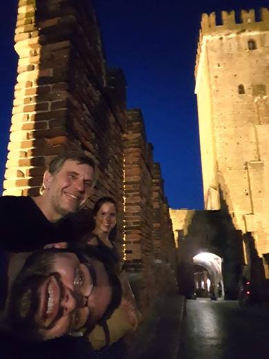 Nachtselfie unter Zinnen und Turm, Pola drückt sich ins Bild, hinten wird herzlich gelacht