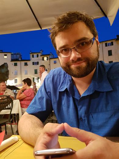 Blaue Stunde in den Sommerferien, Pola wartet im Restaurant geduldig aufs Essen