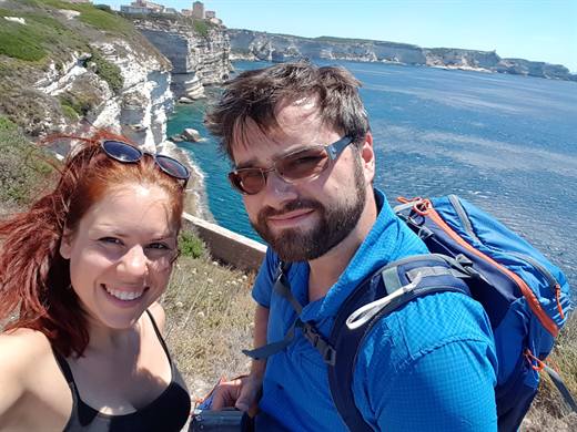 Wanderselfie hoch über dem Meer, die Kreidefelsen von Bonifacio als Kulisse