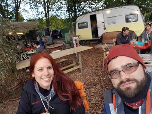 Pause in der Gartenbeiz mit Wohnwagen, Pola unter der roten Mütze, Julia strahlt