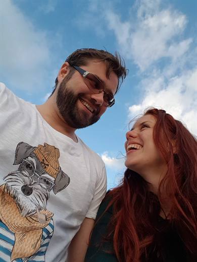 Selfie gegen den Himmel, Julia lacht, auf Polas Shirt trägt sogar der Hund Sonnenbrille