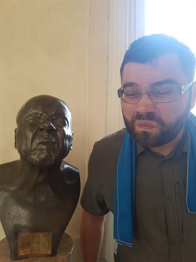 Pola tritt im Museum zum Grimassenduell mit der Bronzebüste an und gibt sich nicht geschlagen
