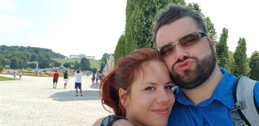 Selfie im Schlosspark Schönbrunn, hinten die Gloriette, vorne der Schmollmund von Pola