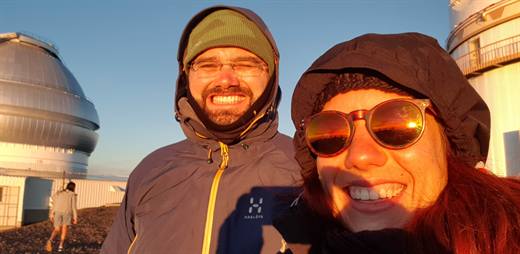 Goldene Stunde zwischen den Sternwarten auf dem Mauna Kea, Kapuzen zu und breit gegrinst