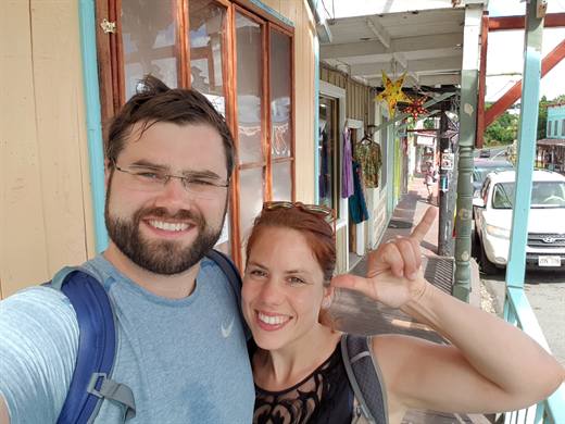 Bummel durch ein hawaiianisches Holzstädtchen, Julia weiss schon, wo es weitergeht