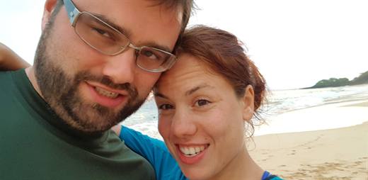 Ferienselfie Kopf an Kopf, hinter Julia und Pola nur Sand, Wellen und ein paar Fussspuren
