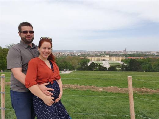 Vier Hände am Babybauch, Julia und Pola vor Schloss Schönbrunn in Wien