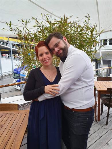 Schick gemacht auf der Holzterrasse: Julia und Pola eng umschlungen neben dem Bambus