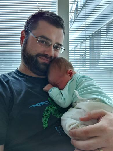 Pola hält den wenige Tage alten Koa im Arm, frisch angekommen und schon tiefenentspannt