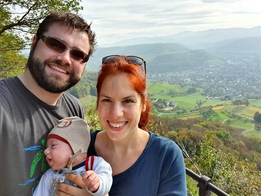 Erstes Gipfelselfie zu dritt über den Rebbergen, Koa verschläft die Aussicht unter der Mütze