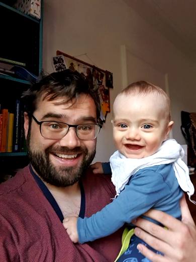 Doppeltes Strahlen im Selfie, Koa übt auf Polas Arm schon mal das breiteste Grinsen der Familie