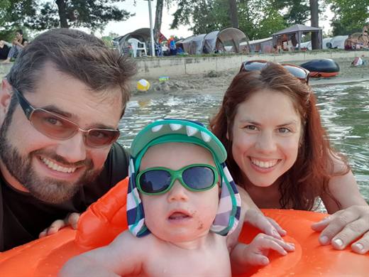 Badeselfie im See, Koa regiert mit Krokodilhut und Sonnenbrille vom orangen Schwimmring aus