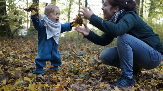 Laubschlacht im Herbstwald, Koa wirft mit vollem Körpereinsatz und Julia hält begeistert dagegen
