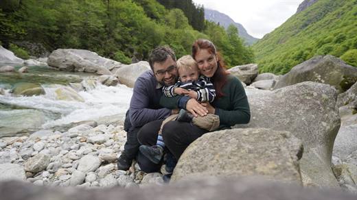 Zu dritt auf den Granitfelsen am türkisblauen Bergbach, Koa mittendrin im Familiensandwich