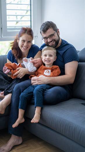 August 2022: Nelo ist frisch da, Koa strahlt im Regenbogenpulli, die Familie ist komplett