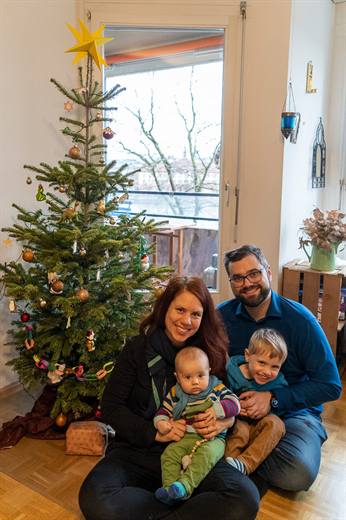 Weihnachten 2022: Nelos erstes Fest, Koa grinst, der Baum trägt einen grossen gelben Stern