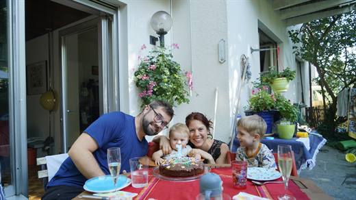 Nelos erster Geburtstag: Schoggikuchen mit blauer Eins, die ganze Familie am Terrassentisch