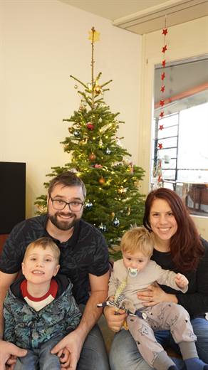 Weihnachten 2023: Nelo mit Nuggi und Kuscheltier, Koa obenauf bei Pola, der Baum glitzert