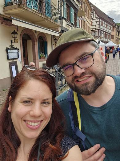 Städtli-Bummel: Julia strahlt in die Kamera, Pola grinst unter der Schirmmütze hervor