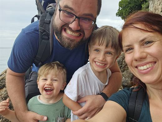 Ferienselfie vor Fels und Meer: Koa und Nelo jubeln, Pola zeigt sein breitestes Grinsen