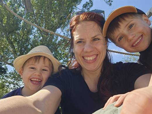 Julia, Koa und Nelo im Seilgarten: Hüte auf, Sonne an, Laune ganz oben