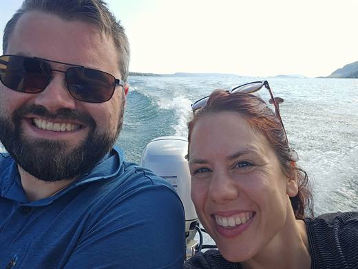 Volle Fahrt voraus: Julia und Pola im Motorboot, hinter ihnen schäumt das Kielwasser