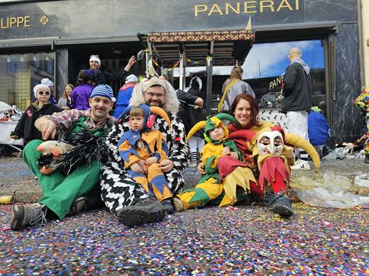 Basler Fasnacht im Räppli-Meer: die ganze Familie kostümiert, die Larven machen kurz Pause