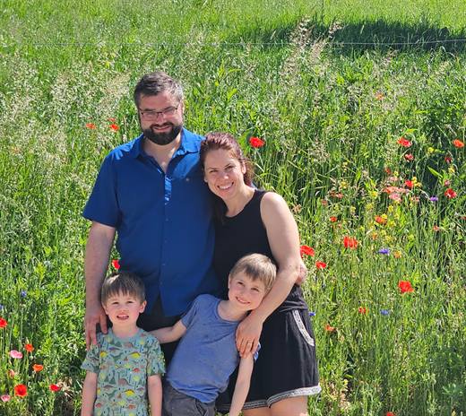 Familienfoto vor dem Mohnblumenfeld, Koa und Nelo blinzeln tapfer in die Maisonne