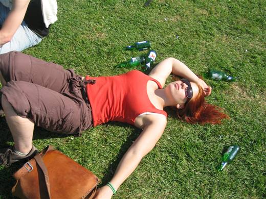 Erster Mai 2007 nach dem Bierlauf, die wohlverdiente Pause im Gras